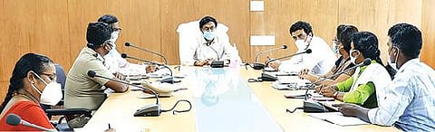 கரோனா வைரஸ் தொற்றிலிருந்து - குழந்தைகளின் பாதுகாப்பை உறுதி செய்ய ஆட்சியர் தலைமையில் ஆய்வுக் கூட்டம் :