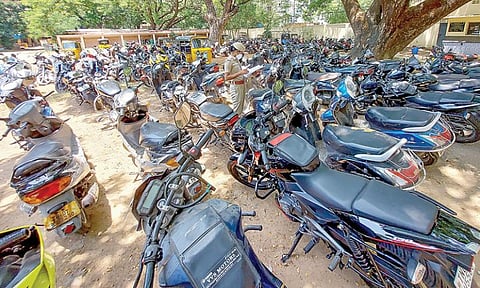 முழு ஊரடங்கு அமலில் உள்ள நிலையில், தேவையின்றி சாலையில் சுற்றித் திரிபவர்களின் இருசக்கர வாகனங்களை போலீஸார் பறிமுதல் செய்து சென்னை நுங்கம்பாக்கம் ஆண்கள் மேல்நிலைப் பள்ளியில் வைத்துள்ளனர். படம்: பு.க.பிரவீன்