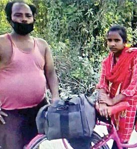 மகள் ஜோதி குமாரி உடன் மோகன் பாஸ்வான்.