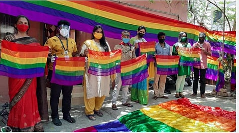 முன்களப் பணியாளர்கள் முன்னிலையில் பறந்த வானவில் கொடி!