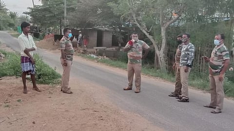 ஓசூர் வனச்சரகம் கும்பளம் காப்புக்காட்டில் கர்நாடக யானைகள் முகாமிட்டுள்ள தகவலை வனம் சார்ந்த கிராமங்களில் ஒலிப்பெருக்கி மூலமாக எச்சரித்து விழிப்புணர்வு ஏற்படுத்தும் பணியில் ஈடுபட்டுள்ள வனத்துறையினர்.