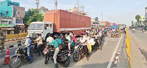 வேலூர் சத்துவாச்சாரி கெங்கையம்மன் கோயில் அருகே நேற்று கன்டெய்னர் லாரி சிக்கியதால் கடும் போக்குவரத்து நெரிசல் ஏற்பட்டது.