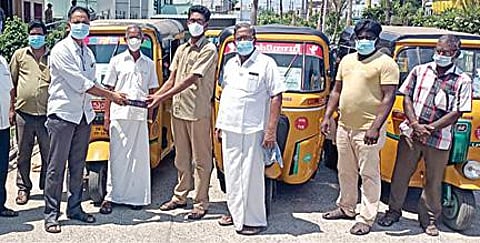 திருவள்ளூர் அரசு மருத்துவக் கல்லூரி மருத்துவமனையில் சிஐடியு, இந்திய ஜனநாயக வாலிபர் சங்கம் சார்பில் 8 இலவச ஆட்டோ சேவை நேற்று தொடங்கியது. இந்நிகழ்வில் மார்க்சிஸ்ட் மாநில குழு உறுப்பினர் ப.சுந்தர்ராஜன், சிஐடியு மாவட்ட செயலாளர்கே.ராஜேந்திரன் உள்ளிட்டோர் பங்கேற்றனர்.