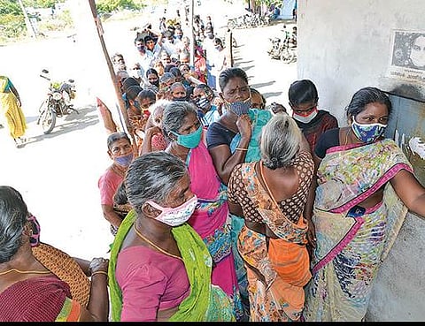 திருப்பூர் வெள்ளியங்காடு முத்தையன் கோயில் அருகே நியாய விலைக்கடையில் டோக்கன் வாங்க திரண்ட பொதுமக்கள்.