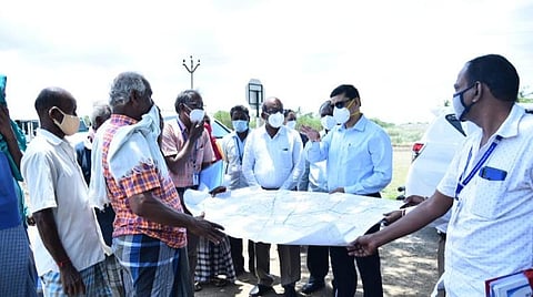 லால்குடி வட்டம், புள்ளம்பாடி பரவன் ஓடை தூர்வாரும் பணிகளை ஆய்வு செய்த அரசின் கூடுதல் தலைமைச் செயலர் சந்தீப் சக்சேனா. உடன் மாவட்ட ஆட்சியர் சு.சிவராசு உள்ளிட்டோர்.