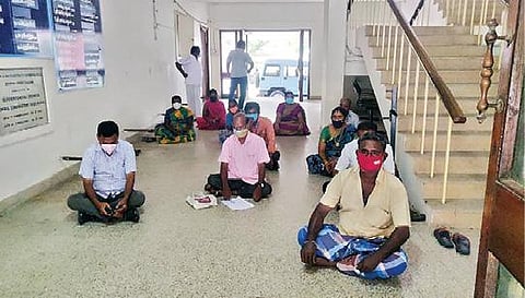 குறைந்தழுத்த மின்சாரம் வழங்கப்படுவதை கண்டித்து, தி.மலை மேற்பார்வை பொறியாளர் அலுவலகத்தை முற்றுகையிட்டு போராட்டத்தில் ஈடுபட்ட பொதுமக்கள்.