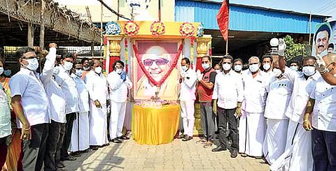 முன்னாள் முதல்வர் கருணாநிதியின் பிறந்த நாளையொட்டி, ராணிப்பேட்டையில் அமைச்சர் ஆர்.காந்தி இல்லத்தில் கருணாநிதியின் உருவப்படத்துக்கு அஞ்சலி செலுத்திய குடும்பத்தினர். அடுத்த படம்: தி.மலையில் முன்னாள் முதல்வர் கருணாநிதியின் உருவ படத்துக்கு மாலை அணிவித்து மரியாதை செலுத்திய எம்.பி., அண்ணாதுரை.