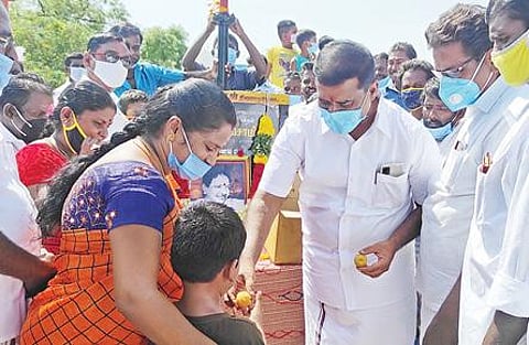 ராதாபுரம் தொகுதியில் சட்டப்பேரவை தலைவர் மு. அப்பாவு தலைமையில் பல்வேறு இடங்களில் திமுக சார்பில் நலத்திட்ட உதவிகள் வழங்கப்பட்டன.