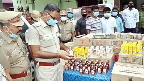 கர்நாடகாவில் இருந்து கடத்தி வந்த போது, தூத்துக்குடி மாவட்ட மதுவிலக்கு போலீஸாரால் பறிமுதல் செய்யப்பட்ட மதுபான பாட்டில்கள் மற்றும் பாக்கெட்டுகளை எஸ்பி ஜெயக்குமார் பார்வையிட்டார்.