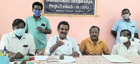 சிதம்பரம் அண்ணாமலை பல்கலைக்கழக ஊழியர் சங்கத் தலைவர் மனோகரன், பொதுச் செயலாளர் பழனிவேல் மற்றும் நிர்வாகிகள் போட்டியளித்தனர்.