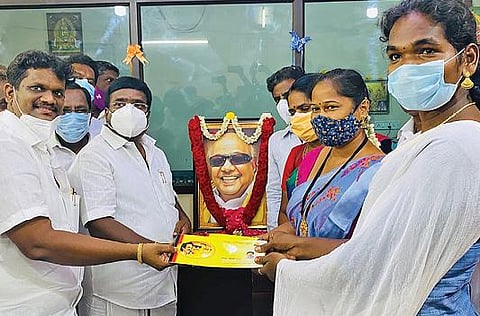 மறைந்த முன்னாள் தமிழக முதல்வர் கருணாநிதி பிறந்தநாளையொட்டி முதலியார்பேட்டை தொகுதியில் உள்ள திருநங்கைகளுக்கு உதவித்தொகை வழங்கும் திட்டத்தை தொடங்கி வைக்கும் தெற்கு மாநில அமைப்பாளர் சிவா எம்எல்ஏ, தொகுதி எம்எல்ஏ சம்பத்.