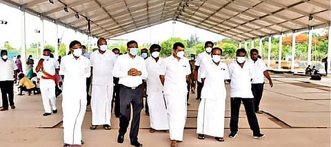 சேலம் இரும்பாலை கரோனா சிகிச்சை மையத்தில் கூடுதலாக ஆக்சிஜன் வசதியுடன் கூடிய 500 படுக்கைகள் அமைக்கும் பணியை அமைச்சர் செந்தில் பாலாஜி ஆய்வு செய்தார். உடன் ஆட்சியர் கார்மேகம், எம்பி பார்த்திபன், எம்எல்ஏ ராஜேந்திரன் உள்ளிட்டோர்.