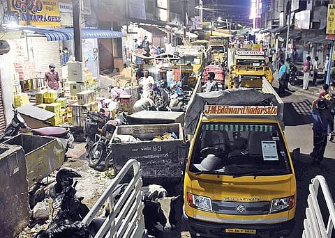 கோவை ரங்கே கவுடர் வீதியில் இரவு நேரத்தில் அணிவகுத்து நிற்கும் வியாபாரிகளின் வாகனங்கள். படம்: ஜெ.மனோகரன்