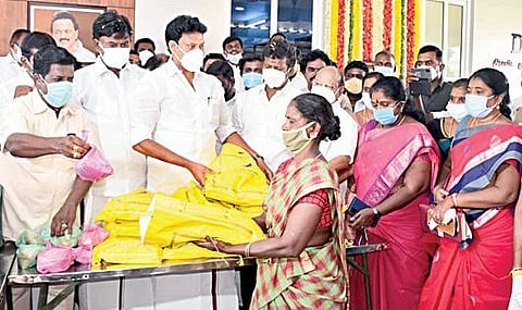 மறைந்த முன்னாள் முதல்வர் மு.கருணாநிதியின் பிறந்தநாளை முன்னிட்டு திருச்சி தெற்கு மாவட்ட திமுக அலுவலகத்தில் தூய்மைப் பணியாளர்களுக்கு நலத் திட்ட உதவிகளை வழங்குகிறார் அமைச்சர் அன்பில் மகேஸ் பொய்யாமொழி.