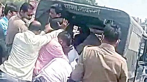 கான்பூரில் பாஜக தலைவர் பிறந்தநாள் விழாவிற்கு வந்த குற்றவாளி மனோஜ்சிங், போலீஸாரிடமிருந்து மீட்கப்படும் காட்சி.