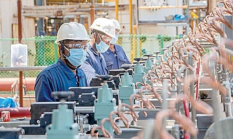 தூத்துக்குடி ஸ்டெர்லைட் ஆலையில் உற்பத்தி செய்யப்படும் வாயு நிலையிலான ஆக்சிஜனை மருத்துவ பயன்பாட்டுக்கு அனுப்புவதற்காக சிலிண்டர்களில் நிரப்பும் பணியில் ஈடுபட்டுள்ள ஊழியர்கள்.