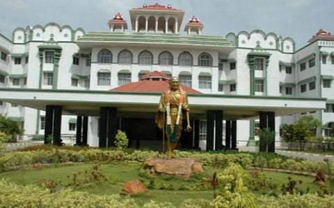 மனிதக்கழிவு அள்ளும் தொழிலாளர்களுக்கு அடையாள அட்டை கோரிய வழக்கு: உயர் நீதிமன்றம் அதிருப்தி