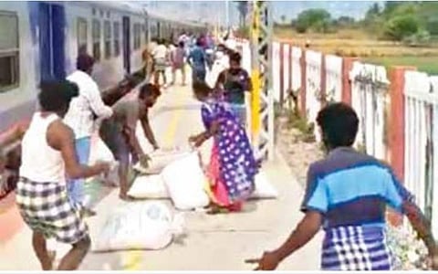 வருவாய் துறையினரை மிரட்டி ரயில் மூலம் ரேஷன் அரிசி கடத்தல்: மர்ம நபர்கள் குறித்து காவல் துறையினர் விசாரணை