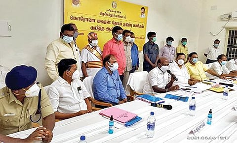 திருப்பத்தூர் மாவட்ட ஆட்சியர் அலுவலகத்தில் கரோனா தடுப்புப்பணிகள் குறித்த ஆய்வுக்கூட்டத்தில் பேசும் மக்கள் நல்வாழ்வுத்துறை அமைச்சர் மா.சுப்பிரமணியன். அருகில், அமைச்சர் ஆர்.காந்தி, மாவட்ட ஆட்சியர் சிவன் அருள் உள்ளிட்டோர்.