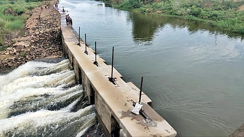 சுத்தமல்லி அணைக்கட்டில் இருந்து பாய்ந்தோடும் தண்ணீர்.