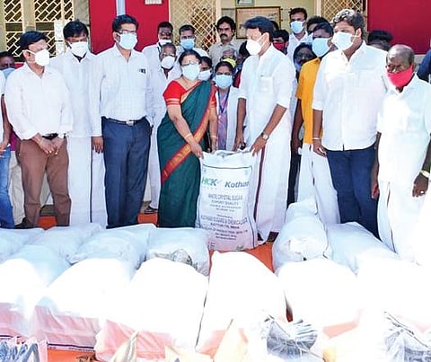 திருவெறும்பூர் சட்டப்பேரவை உறுப்பினர் அலுவலகத்தில் ரூ.22 லட்சம் மதிப்பிலான மருத்துவ உபகரணங்களை சுகாதாரத்துறையினரிடம் வழங்குகிறார் அமைச்சர் அன்பில் மகேஸ் பொய்யாமொழி.