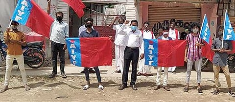 தூத்துக்குடி போல்டன்புரத்தில் ஆர்ப்பாட்டத்தில் ஈடுபட்ட அனைத்திந்திய இளைஞர் பெருமன்றத்தினர்.