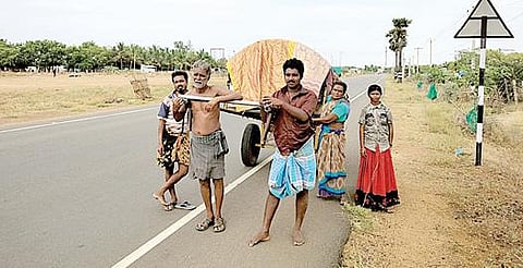 திருநெல்வேலியிலிருந்து கமுதி வழியாக மானாமதுரைக்கு நடந்து சென்ற கழைக்கூத்தாடிகள்.