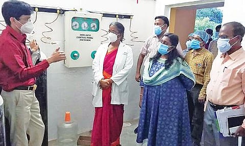 விழுப்புரம் அரசு மருத்துவக்கல்லூரி மருத்துவமனையில் சுகாதாரத்துறை செயலாளர் ராதாகிருஷ்ணன் ஆய்வு மேற்கொண்டார். அருகில் ஆட்சியர் அண்ணா துரை உள்ளார்.