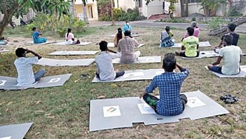 தண்டரை தனியார் பொறியியல் கல்லூரியில் அமைக்கப்பட்டுள்ள சித்த மருத்துவ சிகிச்சை மையத்தில் கரோனாவால் பாதிக்கப்பட்ட நபர்களுக்கு சித்த மருத்துவர்கள் யோகா பயிற்சிகளை வழங்கினர்.