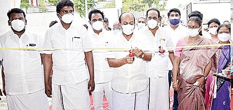 காஞ்சிபுரம் மாவட்ட விளையாட்டு அரங்கு அருகே கரோனா சிறப்பு வார்டை ஊரக தொழில்துறை அமைச்சர் தா.மோ.அன்பரசன் தொடங்கி வைத்தார். உடன் மாவட்ட ஆட்சியர் மகேஸ்வரி உள்ளிட்டோர்.