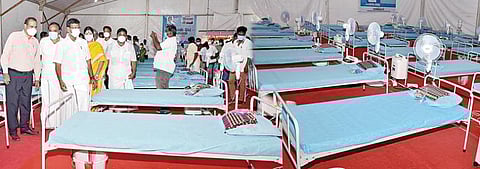 பாடியநல்லூரில் 100 படுக்கைகள் கொண்ட கரோனா சிறப்பு மருத்துவ சிகிச்சை மையத்தை நேற்று பால்வளத் துறை அமைச்சர் சா.மு.நாசர் திறந்து வைத்தார். இந்நிகழ்வில், ஆட்சியர் பொன்னையா, திருவள்ளூர் எம்பி ஜெயக்குமார், மாதவரம் எம்எல்ஏ சுதர்சனம் உள்ளிட்டோர் பங்கேற்றனர்.