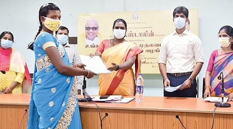 தருமபுரி ஆட்சியர் அலுவலகத்தில் பயனாளிகளுக்கு நலத்திட்டங்களை ஆட்சியர் திவ்யதர்சினி வழங்கினார்.