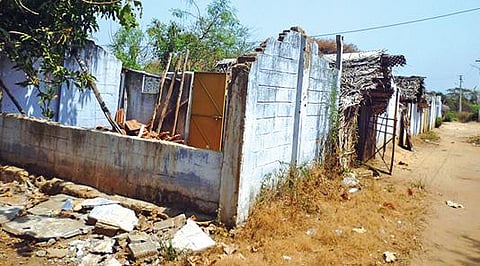 ஒருபுறம் கரோனா அச்சம், மறுபுறம் கனமழை; வீடு இல்லாமல் தவிக்கும் மலை கிராம மக்கள்: உரிய நிவாரணம் கிடைக்க நடவடிக்கை எடுக்கப்படுமா?