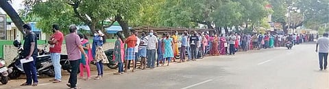 கோவை தொண்டாமுத்தூரை அடுத்த பூலுவப்பட்டி ஆரம்ப சுகாதார நிலையத்தில் நேற்று தடுப்பூசி செலுத்திக்கொள்ள நீண்ட வரிசையில் காத்திருந்த பொதுமக்கள்.