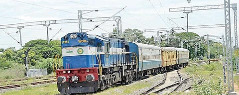 பாலக்காடு- பொள்ளாச்சி மின் வழித்தடத்தில் நேற்று நடைபெற்ற ரயில் சோதனையோட்டம்.