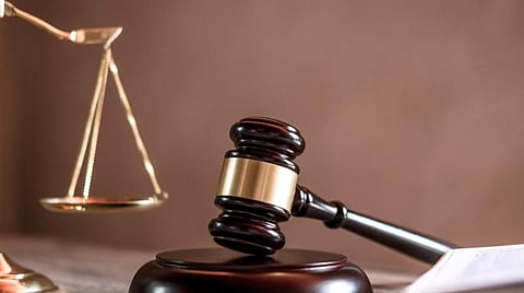 குஜராத்தில் உயர் நீதிமன்ற நீதிபதி மீது காலணி வீசியவருக்கு 18 மாத சிறை