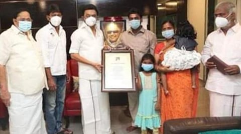 கஸ்தூரிபாய் காந்தி மருத்துவமனை தீ விபத்து: பச்சிளங்குழந்தைகளை காப்பாற்றிய செவிலியருக்கு முதல்வர் பாராட்டு