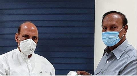 மத்திய அமைச்சர் ராஜ்நாத் சிங்குடன் டி.ஆர்.பாலு எம்.பி. | கோப்புப் படம்.