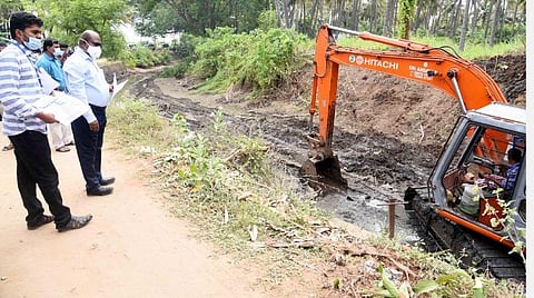 மேட்டூர் அணை திறப்பு: கரூர் மாவட்ட நீர்வழித் தடங்களில் ரூ.1.60 கோடியில் தூர்வாரும் பணிகள்