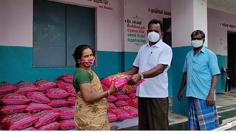 ஊரடங்கு; மாணவர்களுக்குச் சொந்தச் செலவில் அரிசிப் பை வழங்கிய அரசுப் பள்ளி ஆசிரியர்கள்