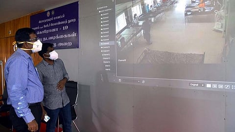 சிசிடிவி கேமராக்கள் மூலம் கண்காணிப்பு பணிகளை மேற்கொள்ளும் மாவட்ட ஆட்சியர் தினேஷ் பொன்ராஜ் ஆலிவர்