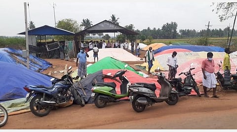 எடகீழையூர் நேரடி நெல் கொள்முதல் நிலையம் திறக்கப்படாத நிலையில், விவசாயிகள் தங்களது அறுவடை நெல்லை நெல் கொள்முதல் நிலையத்தில் கொட்டி வைத்துக் காத்துக் கிடக்கின்றனர்.