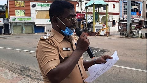 சிவகங்கை அரண்மனைவாலில் பாட்டு பாடி கரோனா விழிப்புணர்வு ஏற்படுத்தும் சிறப்பு எஸ்ஐ கண்ணன்.