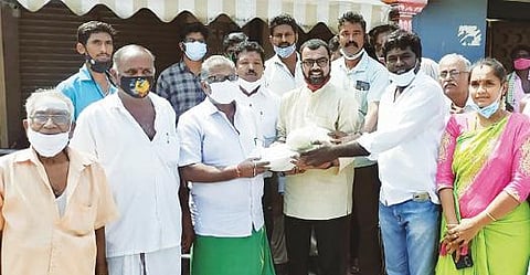 ஆரணியில் நாடக கலைஞர்களுக்கு நிவாரண பொருட்களை வழங்கிய நடிகர் பாலாஜி.