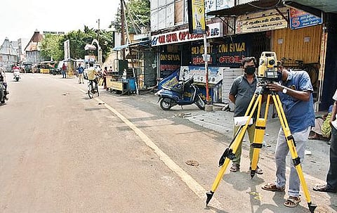 திருவண்ணாமலை தேரடி வீதியில் கான்கிரீட் சாலை அமைப்பதற்காக முதற்கட்ட ஆய்வு பணி நடைபெற்றது.