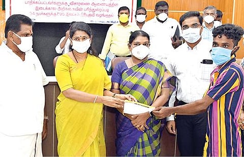 தூத்துக்குடியில் நடைபெற்ற ஸ்டெர்லைட் ஆலை எதிர்ப்பு போராட்டத்தில் பாதிக்கப்பட்டவர்களுக்கு முதல்வர் நிவாரண நிதியை கனிமொழி எம்.பி. வழங்கினார். உடன் அமைச்சர்கள் அனிதா ஆர்.ராதாகிருஷ்ணன், கீதாஜீவன், ஆட்சியர் கி. செந்தில்ராஜ் உள்ளனர். படம்: என்.ராஜேஷ்