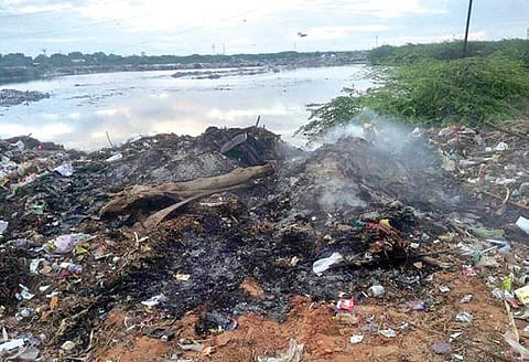 தூத்துக்குடி அருகே ராஜபாளையம் கடற்கரை பகுதியில் குப்பைகளை கொட்டி தீ வைக்கப்படுவதால் மக்கள் பாதிக்கப்படுகின்றனர்.