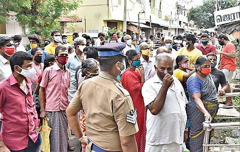 ஈரோடு அகத்தியர் வீதி அரசு ஆரம்ப சுகாதார நிலையத்தில் முதல் தவணை தடுப்பூசி போட வந்தவர்களுக்கு தடுப்பூசி இல்லை எனக் கூறியதால் ஏமாற்றமடைந்த மக்கள் வாக்குவாதத்தில் ஈடுபட்டனர்.