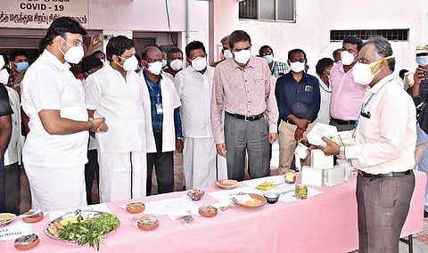 ராசிபுரம் எஸ்ஆர்வி பள்ளியில் சித்த மருத்துவ சிகிச்சைப் பிரிவை அமைச்சர் மா.மதிவேந்தன் திறந்து வைத்து சிகிச்சை முறைகளை கேட்டறிந்தார். அருகில் மாவட்ட ஆட்சியர் கா.மெகராஜ்.