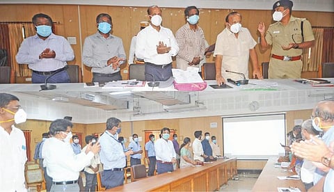 கடலூரில் கரோனா தகவல் பராமரிப்பு இணையதளத்தை வேளாண்துறை அமைச்சர் எம்ஆர்கே பன்னீர்செல்வம் தொடங்கி வைத்தார். அருகில் மாவட்ட ஆட்சியர் பாலசுப்ரமணியம் உள்ளார்.